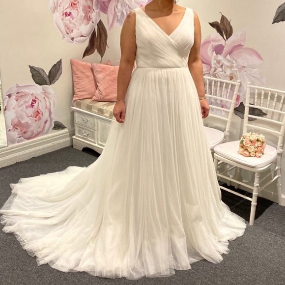 PLUS SIZE PRONOVIAS WEDDING GOWN! - Picture 2 of 6